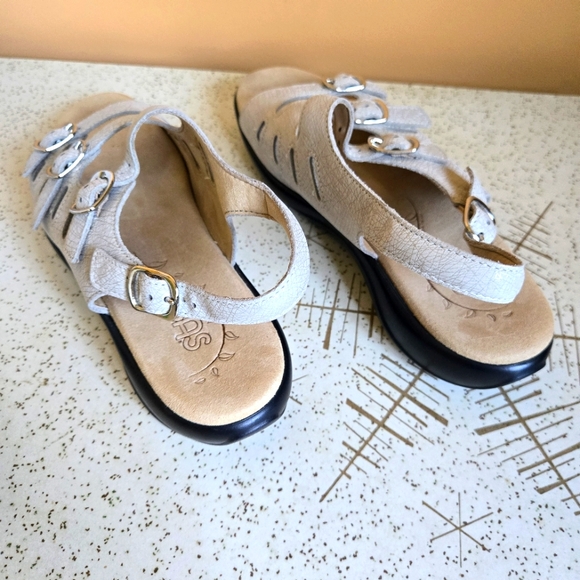 SAS Light Tan Leather Sandals with Buckles - Picture 4 of 12